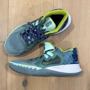 Kyrie Flytrap 5. Nike Basketball Sneakers.